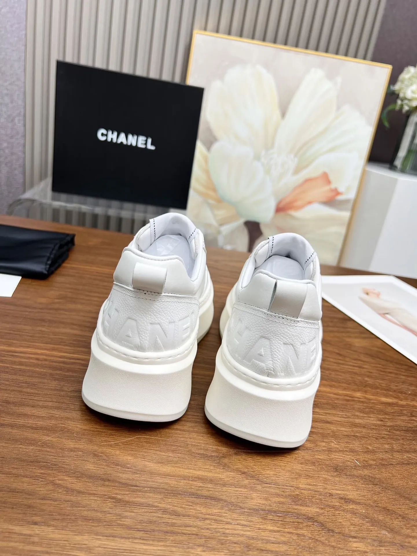 👟👟Ex-factory price 480👟👟 New Chanel panda color white shoes, currently super popular thick-soled shape, very versatile, long and slim legs, super comfortable on the feet, elongating the entire body proportion [strong] Fabric: imported first-layer cowhide🐂 Lining: sheepskin Foot pads: cowhide Code number: 34 to 41 (34 and 41 need to be customized) Packaging: with card, cloth bag Color: black, white, pink